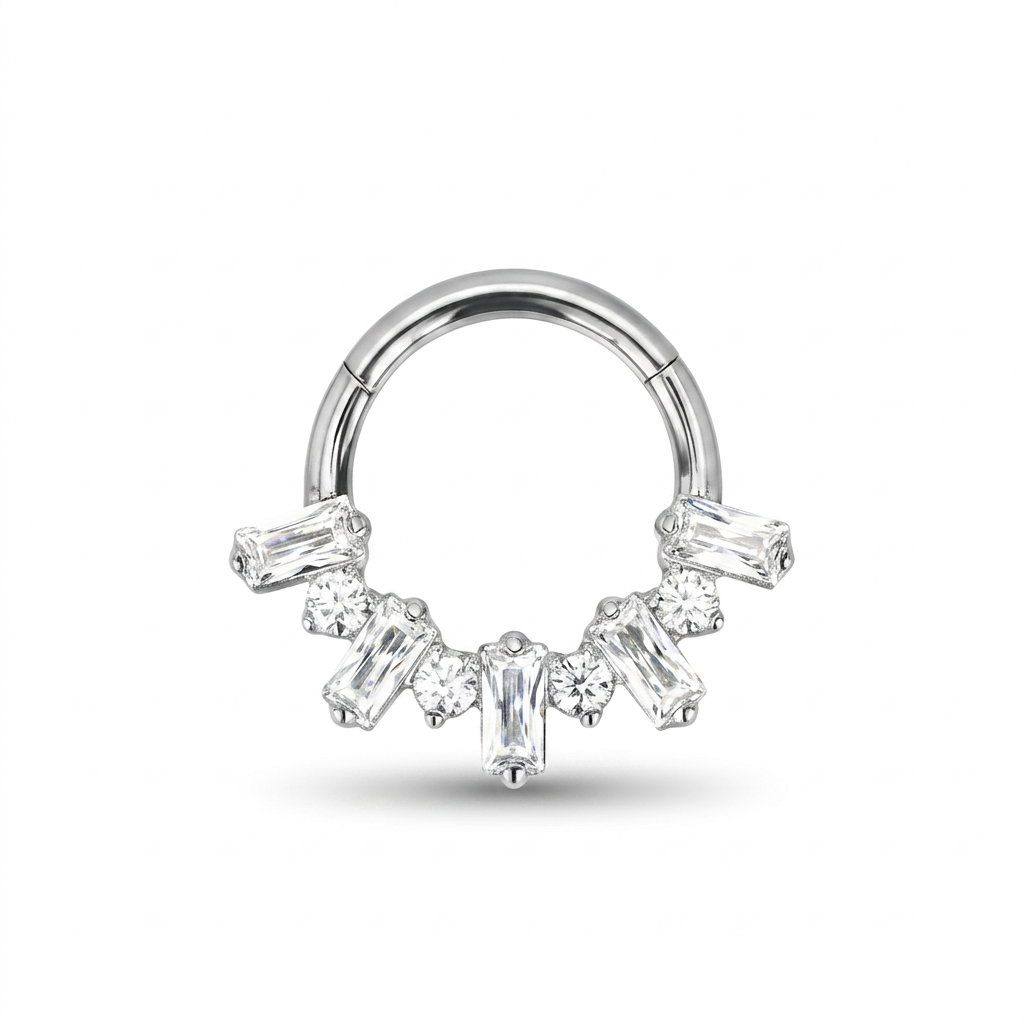 Piercing clicker in titanio ASTM F136 con zirconi taglio baguette. Ideale per daith e septum, leggero, biocompatibile e resistente. Eleganza e brillantezza per ogni occasione.