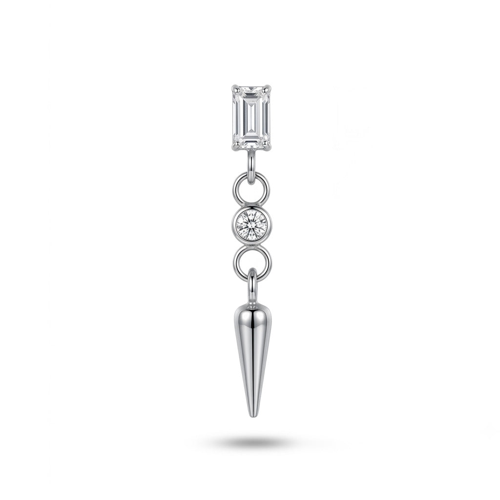 Gioiello per piercing in Titanio dal design elegante e deciso, caratterizzato da un raffinato dettaglio baguette, un cristallo centrale e un originale pendente a punta. La combinazione di forme geometriche e dettagli luminosi crea un gioiello moderno e particolare.
Perfetto per valorizzare lobo, helix e flat, soprattutto se cerchi un piercing che aggiunga un tocco luminoso e distintivo alla composizione dell’orecchio.