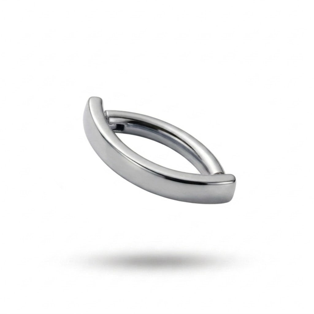 Gioiello per piercing all’ombelico realizzato in Titanio ASTM F136, biocompatibile e ideale per il body piercing. Il design ad anello dal look essenziale e moderno è perfetto per chi cerca un piercing ombelico elegante e minimal.