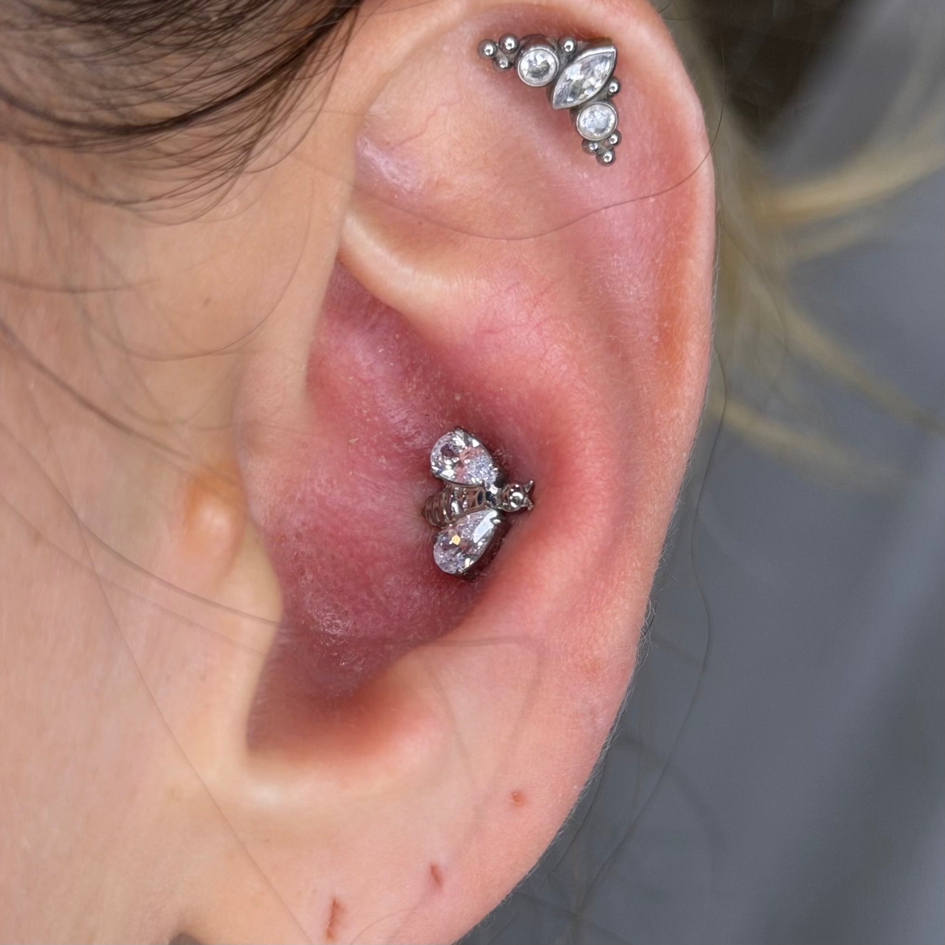 Perfetto per Lobo, Conch, Flat, Helix e Trago. Un solo gioiello versatile per un look curato. Materiali di alta qualità e design brillante.