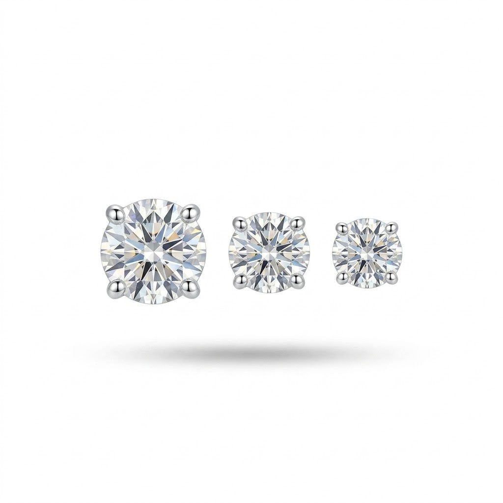 Gioiello per piercing in Titanio con grande pietra centrale dal taglio brillante, pensato per creare un elegante punto luce sull’orecchio. Il design essenziale mette in risalto la luminosità dello zircone, rendendolo perfetto sia da indossare singolarmente sia da abbinare ad altri gioielli per creare una composizione personalizzata.