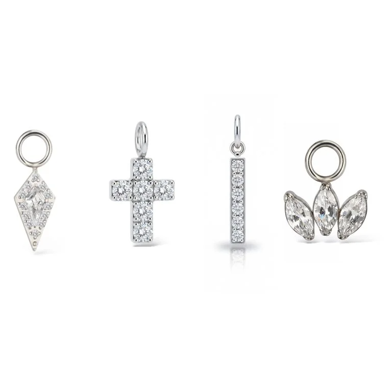 Charm pendente "Bling Charm" in titanio con cristalli incastonati a pavé. Gioiello da piercing per abbellire cerchietti/anelli, per orecchio come helix, lobo o rook oppure su navel. Finitura brillante.