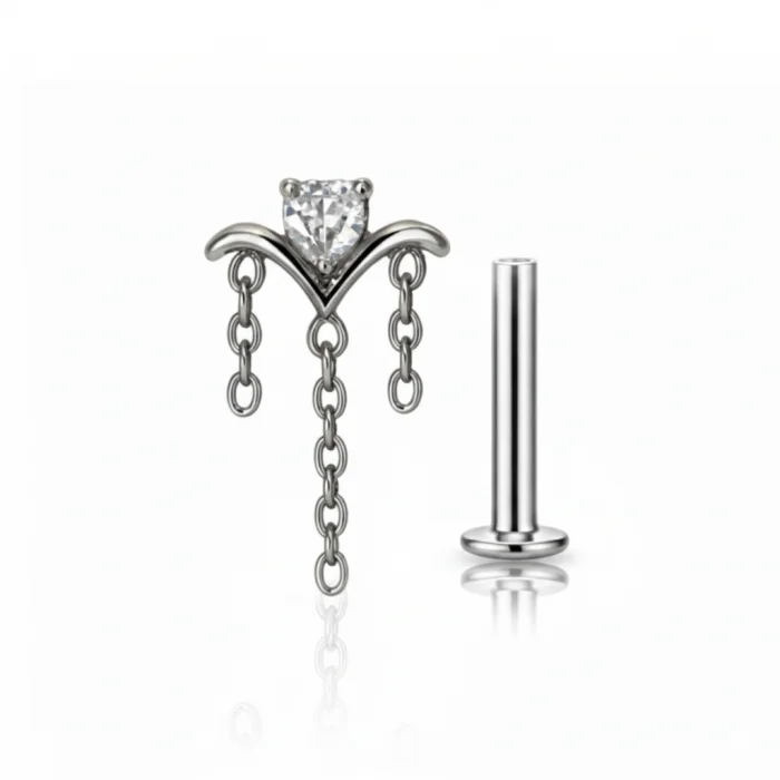 Gioiello pendente "Bling Triple Chain" in titanio di grado implantare, composto da tre catenelle sottili che creano un effetto cascata. Dettagli brillanti o con micro-cristalli. Perfetto per helix o lobo per un look a strati.