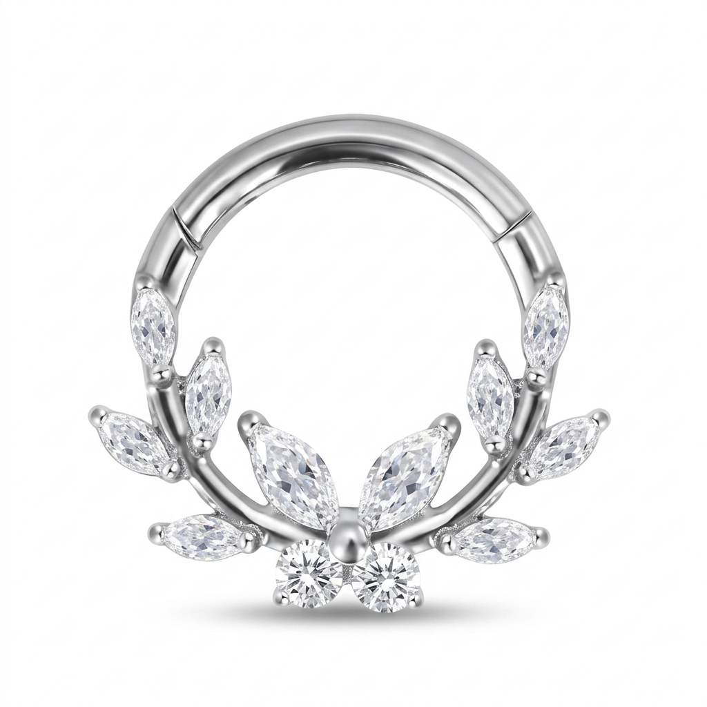 Piercing Branch Clicker in titanio ASTM F136 con zirconi taglio marquise. Design ispirato ai rami e alle foglie, ideale per daith e septum. Leggero, biocompatibile e brillante.