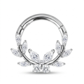 Piercing Branch Clicker in titanio ASTM F136 con zirconi taglio marquise. Design ispirato ai rami e alle foglie, ideale per daith e septum. Leggero, biocompatibile e brillante.