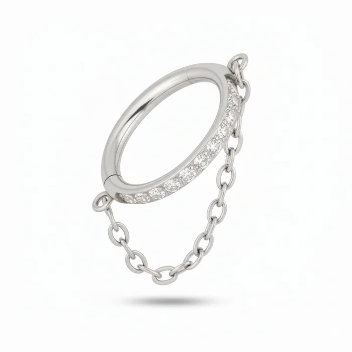 Cerchietto clicker (hinged ring) in titanio di grado implantare, con catenella pendente (Bright Clicker Chain). Chiusura a scatto, anello con dettaglio catena