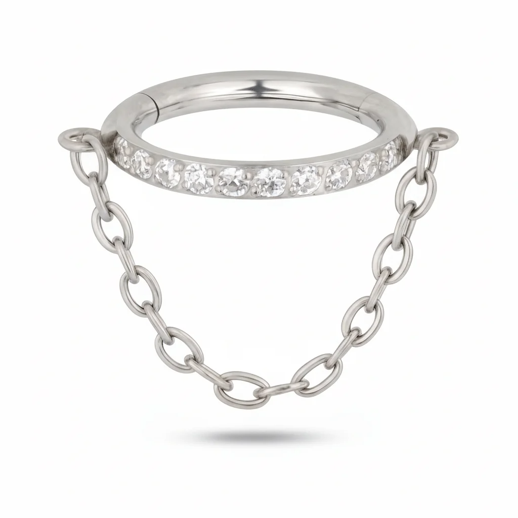 Cerchietto clicker (hinged ring) in titanio di grado implantare, con catenella pendente (Bright Clicker Chain). Chiusura a scatto, anello con dettaglio catena