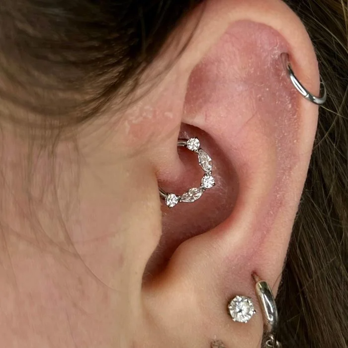 Scopri Candy Bubble Ring, piercing in titanio con design a bolle. Comfort, qualità e stile in un gioiello luminoso e sicuro.