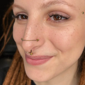 Catenella pendente (Chain) in titanio di grado implantare, usata per collegare due fori nostril (piercing alle narici). Accessorio ipoallergenico e sicuro, stile moderno e personalizzabile.