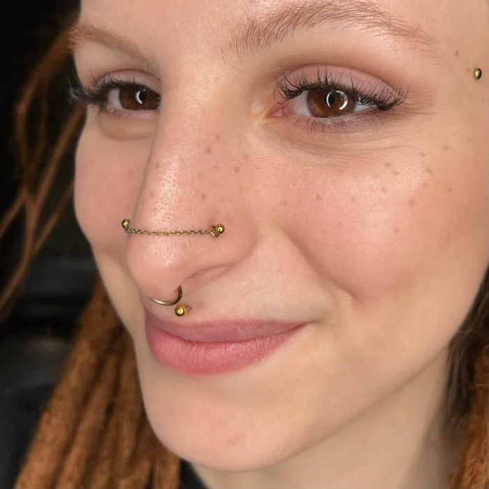 Catenella pendente (Chain) in titanio di grado implantare, usata per collegare due fori nostril (piercing alle narici). Accessorio ipoallergenico e sicuro, stile moderno e personalizzabile.