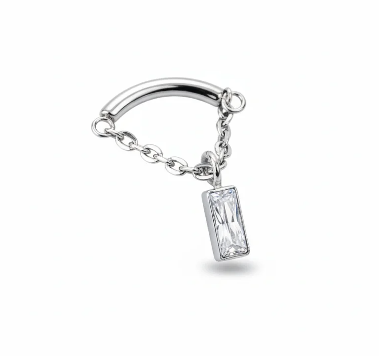 Gioiello pendente "Chain Rectangle" in titanio di grado implantare, composto da una catenella sottile con cristallo a forma di quadrato. Perfetto per piercing Hidden Helix, ma adatto anche a lobo e flat. Stile moderno ed elegante.