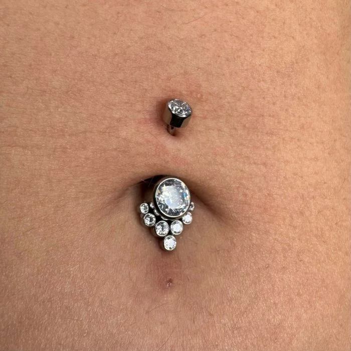Piercing Ombelico (Navel) Cluster in titanio, gioiello curvo con zirconi per un look brillante