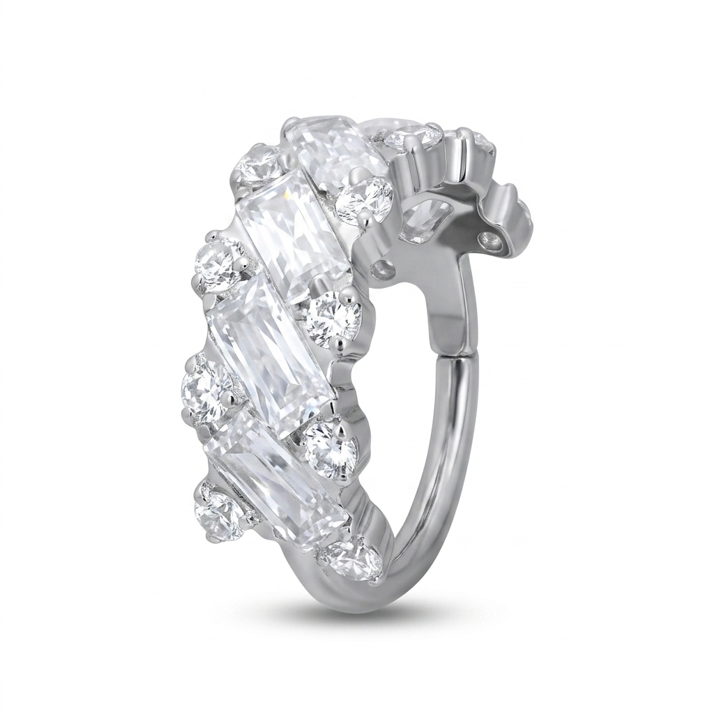 Crystal Flow Ring in titanio ASTM F136 con zirconi baguette e brillanti. Anello elegante per piercing lobo e conch, ipoallergenico, nickel free e dal design luminoso e raffinato.