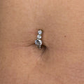 Piercing ombelico in titanio ASTM F136 con elegante fila di zirconi ovali ad alta brillantezza. Ipoallergenico, resistente e perfetto per valorizzare il tuo look con un tocco di luce.