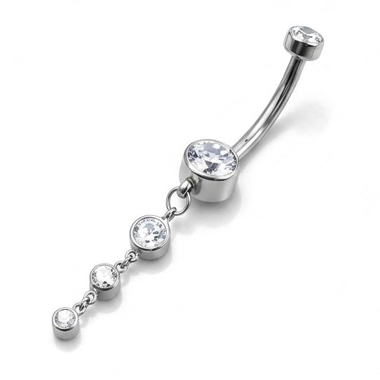 Piercing da ombelico dal design elegante e luminoso, caratterizzato da un pendant con cristalli di diverse dimensioni che crea un delicato effetto cascata. Un gioiello pensato per chi ama un navel piercing più particolare e ricco di dettagli, perfetto per aggiungere luminosità al piercing all’ombelico.