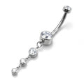 Piercing da ombelico dal design elegante e luminoso, caratterizzato da un pendant con cristalli di diverse dimensioni che crea un delicato effetto cascata. Un gioiello pensato per chi ama un navel piercing più particolare e ricco di dettagli, perfetto per aggiungere luminosità al piercing all’ombelico.