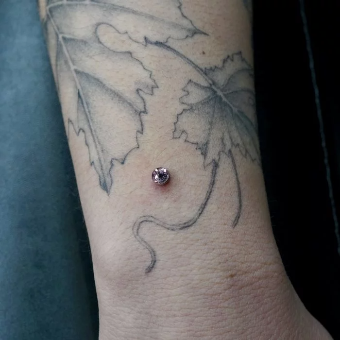 Gioiello Dermal Top Titanio Colore rosa, piercing per il corpo colorato