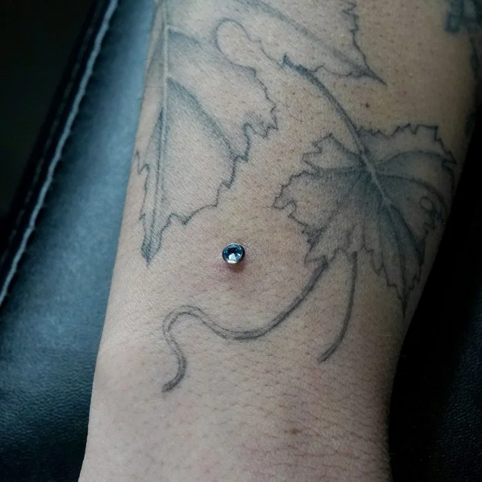 Gioiello Dermal Top Titanio Colore Azzurro, piercing per il corpo colorato