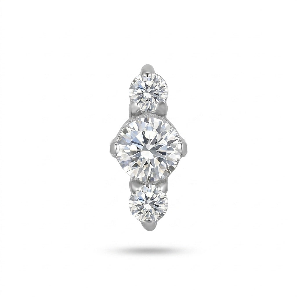Terminale Diamond Stud in titanio ASTM F136 con tre zirconi rotondi ad alta brillantezza. Ideale per lobo, helix, flat, trago e conch. Ipoallergenico, nickel free e dal design elegante.