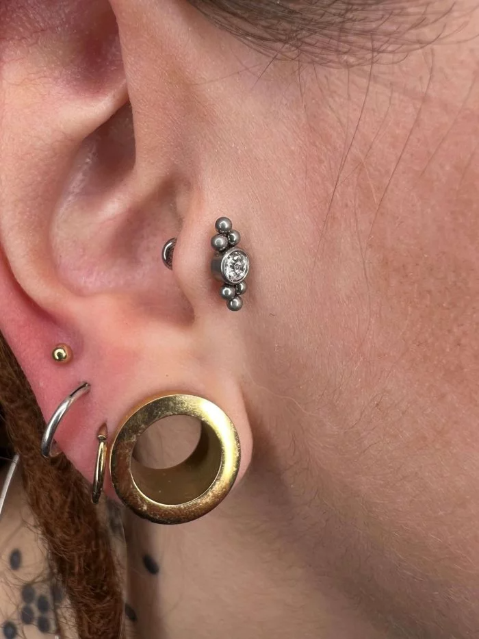 Gioiello Orecchio Titanio simmetrico, gemma centrale affiancata da sei punti decorativi, stile Dot Double Triple