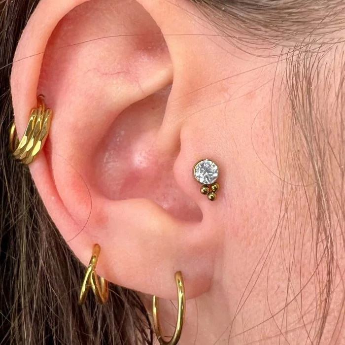 Gioiello Piercing Titanio con Brilliant Drop e tre palline lucide, ipoallergenico. Anodizzato oro 