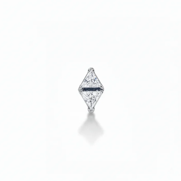 Gioiello Orecchio Titanio con Cluster di Zirconi a Doppio Triangolo, brillante e ipoallergenico