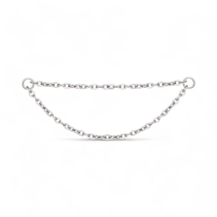 Catenella doppia (Double Chain) in titanio di grado implantare. Accessorio per piercing che collega fori multipli (es. Rook e flat) o decora un foro con un effetto a due fili. Ipoallergenico e moderno.