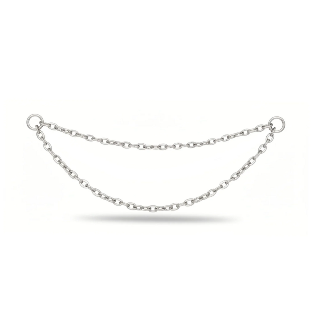 Catenella doppia (Double Chain) in titanio di grado implantare. Accessorio per piercing che collega fori multipli (es. Rook e flat) o decora un foro con un effetto a due fili. Ipoallergenico e moderno.