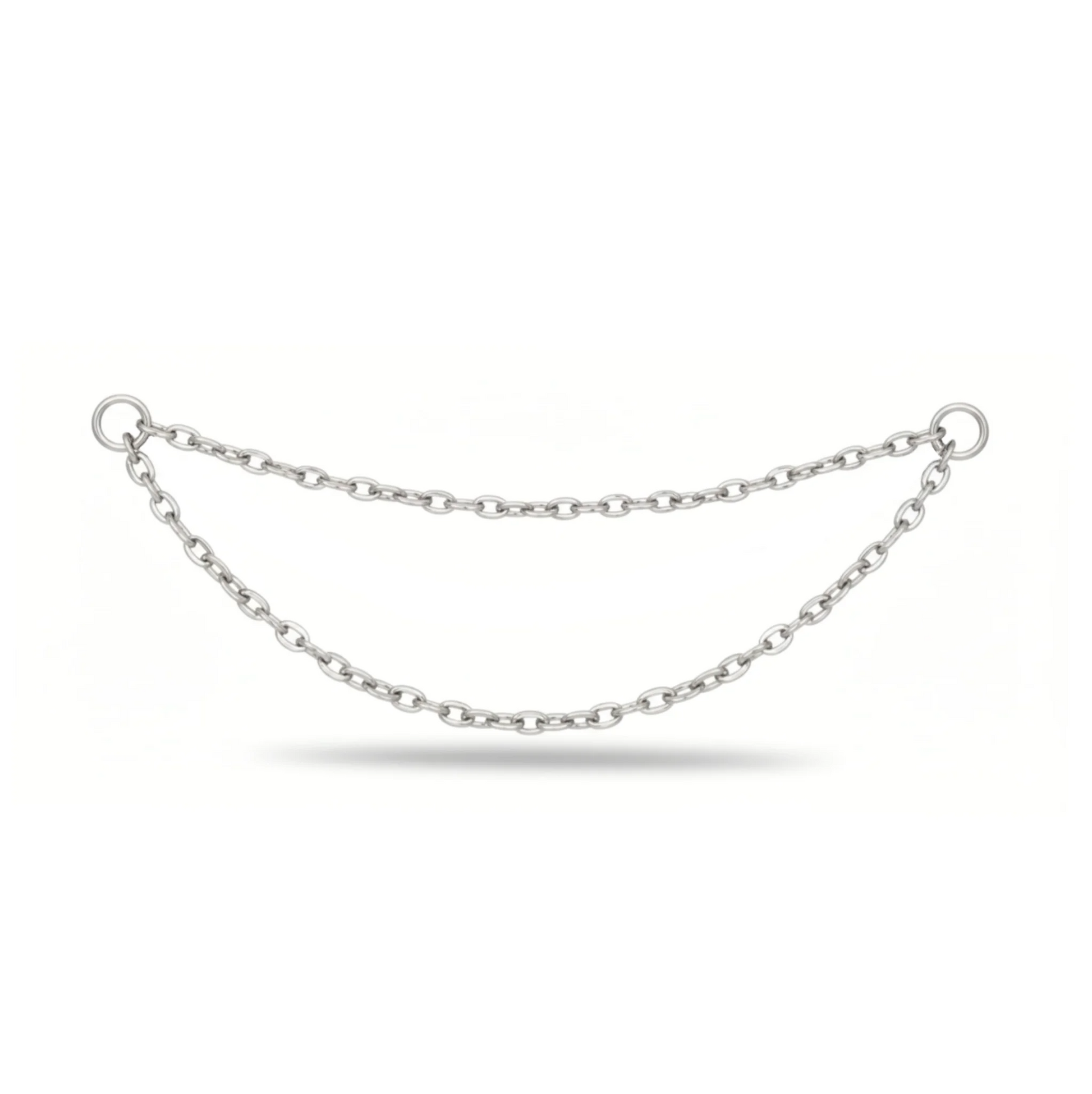 Catenella doppia (Double Chain) in titanio di grado implantare. Accessorio per piercing che collega fori multipli (es. Rook e flat) o decora un foro con un effetto a due fili. Ipoallergenico e moderno.