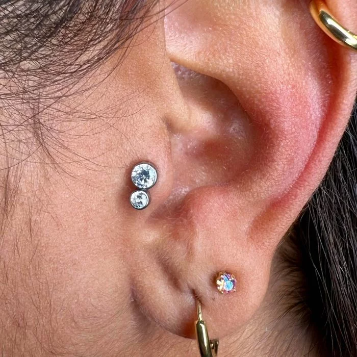 Il piercing “Double Dot” in titanio celebra la semplicità: due punti di luce che creano equilibrio, eleganza e armonia sulla pelle.
