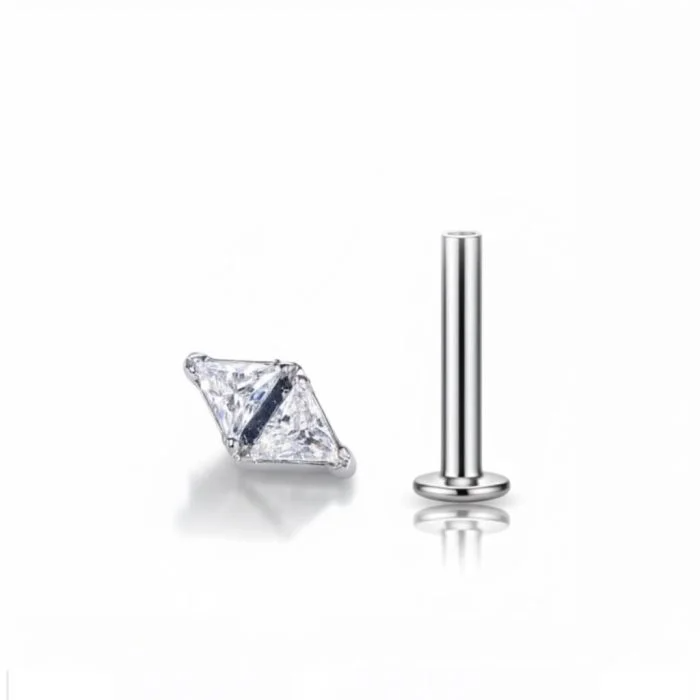 Gioiello Orecchio Titanio con Cluster di Zirconi a Doppio Triangolo, brillante e ipoallergenico
