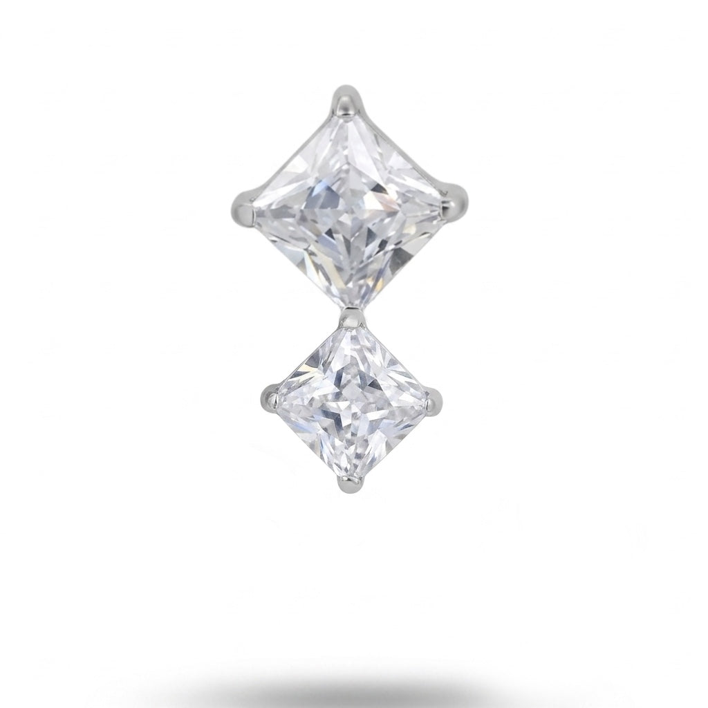 Terminale per piercing in titanio ASTM F136 con doppio zircone taglio princess. Adatto per lobo, helix, flat, trago e conch. 