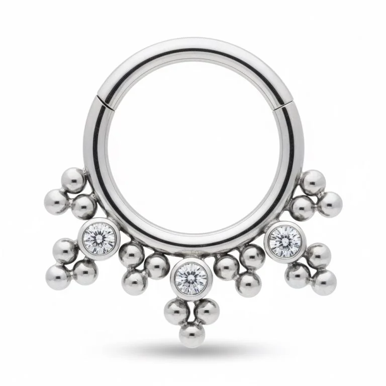 Illumina il tuo look con Mini Egypt Bling Clicker in titanio, il piercing elegante e raffinato ispirato al fascino dell’arte egizia.