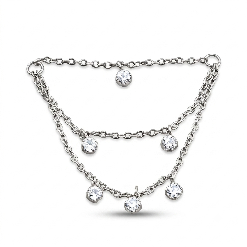 Una catenina delicata e luminosa, perfetta per creare un ear styling originale e personalizzato. 
Il design a più livelli, impreziosito da piccoli dettagli pendenti, dona movimento al gioiello e crea un effetto elegante ma ricercato.