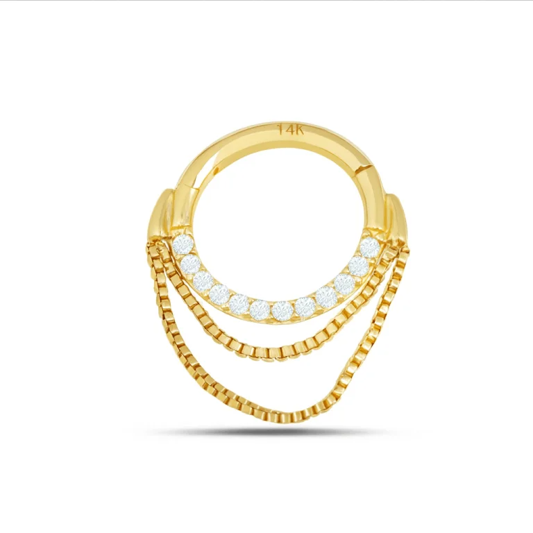 Aggiungi un tocco di eleganza al tuo look con Gold Chain Bling in oro, il piercing con catena dal design moderno e luminoso.
Realizzato in oro di alta qualità, è ipoallergenico, sicuro e confortevole, perfetto anche per chi ha la pelle sensibile.