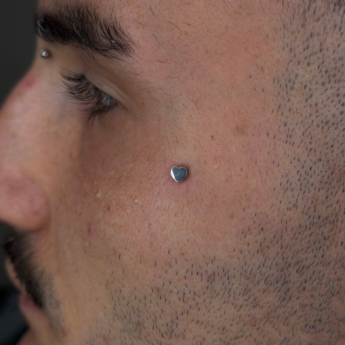 Terminale dermal dal design romantico ed elegante, caratterizzato da una delicata forma a cuore che aggiunge un tocco dolce e raffinato ad ogni composizione. Un gioiello minimalista ma ricco di significato, perfetto per chi ama i dettagli senza tempo.
