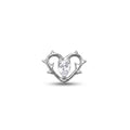 Gioiello per piercing realizzato in titanio, caratterizzato da un elegante design a cuore con dettagli effetto ali e piccoli cristalli luminosi. Un modello romantico e originale, perfetto per valorizzare diversi piercing dell’orecchio con un tocco delicato ma particolare.