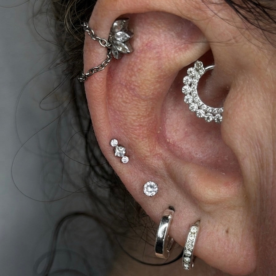 Terminale Diamond Stud in titanio ASTM F136 con tre zirconi rotondi ad alta brillantezza. Ideale per lobo, helix, flat, trago e conch. Ipoallergenico, nickel free e dal design elegante.