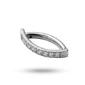 Piercing da ombelico ad anello realizzato in Titanio ASTM F136, con una raffinata fila di cristalli luminosi che dona brillantezza e un tocco elegante al gioiello. Il design è perfetto per chi cerca un piercing ombelico in titanio che unisca comfort, semplicità e luminosità.