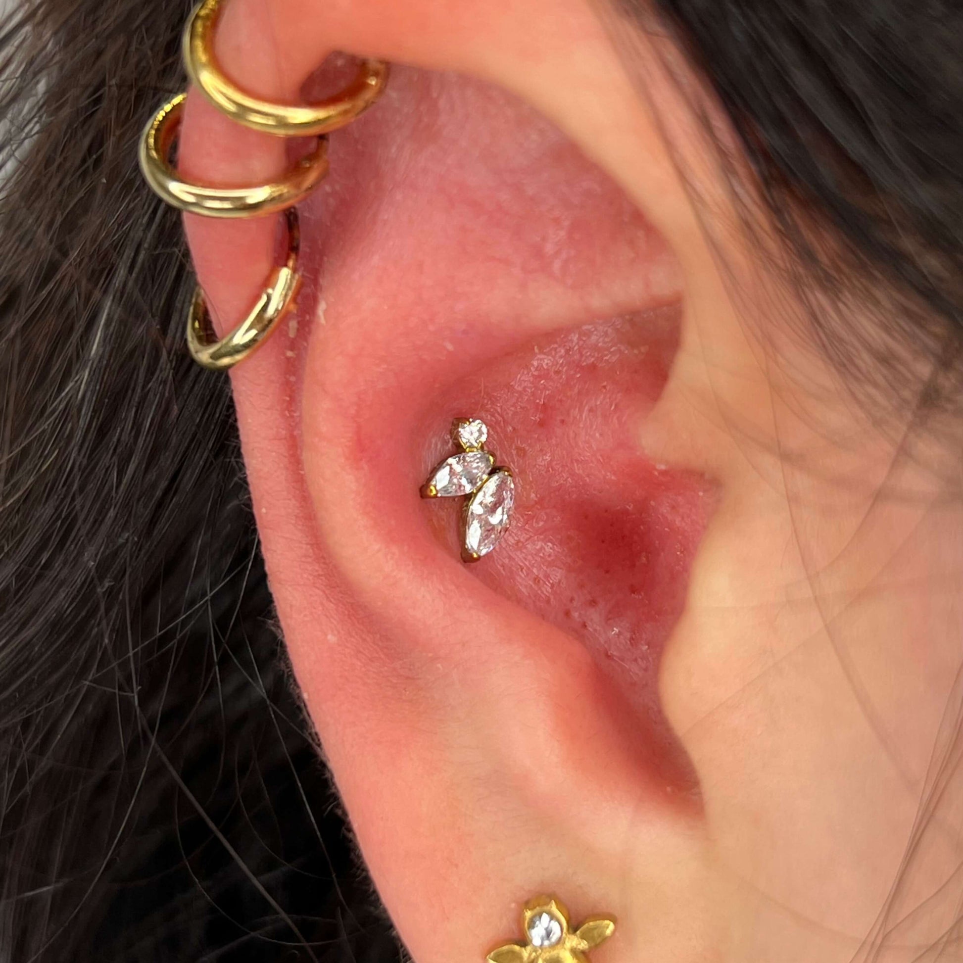 Gioiello per piercing "Little Sunrise" in titanio di grado implantare, design a forma di sole nascente (o ventaglio radiante)