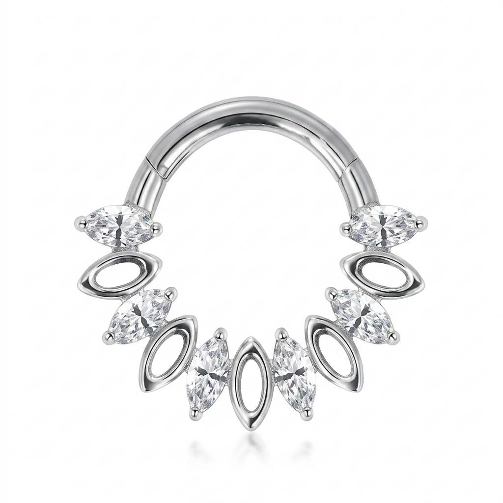 Piercing clicker elegante per septum e daith con zirconi taglio marquise e design raffinato. Realizzato in titanio, resistente, anallergico e perfetto per un look luminoso e sofisticato.