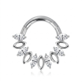 Piercing clicker elegante per septum e daith con zirconi taglio marquise e design raffinato. Realizzato in titanio, resistente, anallergico e perfetto per un look luminoso e sofisticato.
