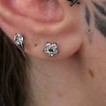 Gioiello Orecchio Titanio con Mini Fiore e zircone centrale, design botanico discreto