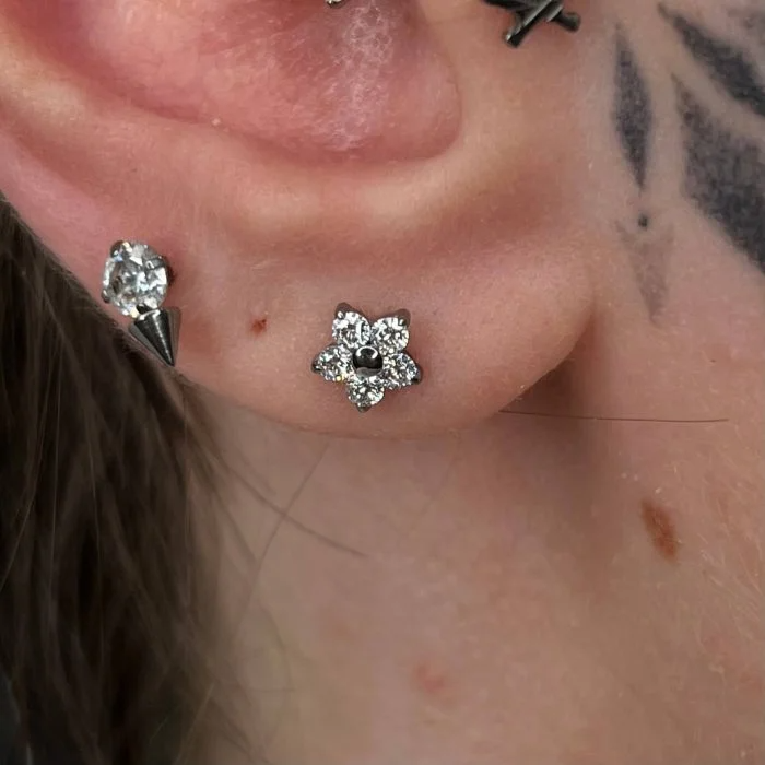 Gioiello Orecchio Titanio con Mini Fiore e zircone centrale, design botanico discreto