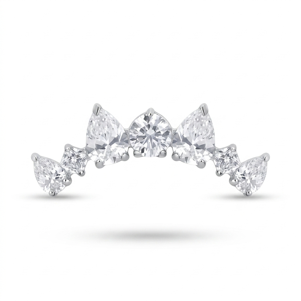 Elegante e luminoso, Princess Cluster è un terminale caratterizzato da una composizione di zirconi brillanti che crea un raffinato effetto corona. Il design sinuoso segue perfettamente le linee dell’orecchio, donando luce e movimento ad ogni composizione.