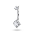 pendente principale è composto da un maestoso cristallo taglio Princess centrale, affiancato da due cristalli taglio baguette e un punto luce circolare superiore, creando una forma a diamante moderna e sofisticata