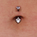 pendente principale è composto da un maestoso cristallo taglio Princess centrale, affiancato da due cristalli taglio baguette e un punto luce circolare superiore, creando una forma a diamante moderna e sofisticata