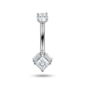 pendente principale composto da un maestoso cristallo taglio Princess centrale, affiancato da due cristalli taglio baguette e un punto luce circolare superiore, creando una forma a diamante moderna e sofisticata
