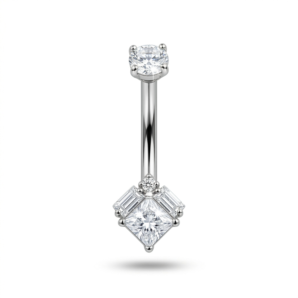 pendente principale composto da un maestoso cristallo taglio Princess centrale, affiancato da due cristalli taglio baguette e un punto luce circolare superiore, creando una forma a diamante moderna e sofisticata