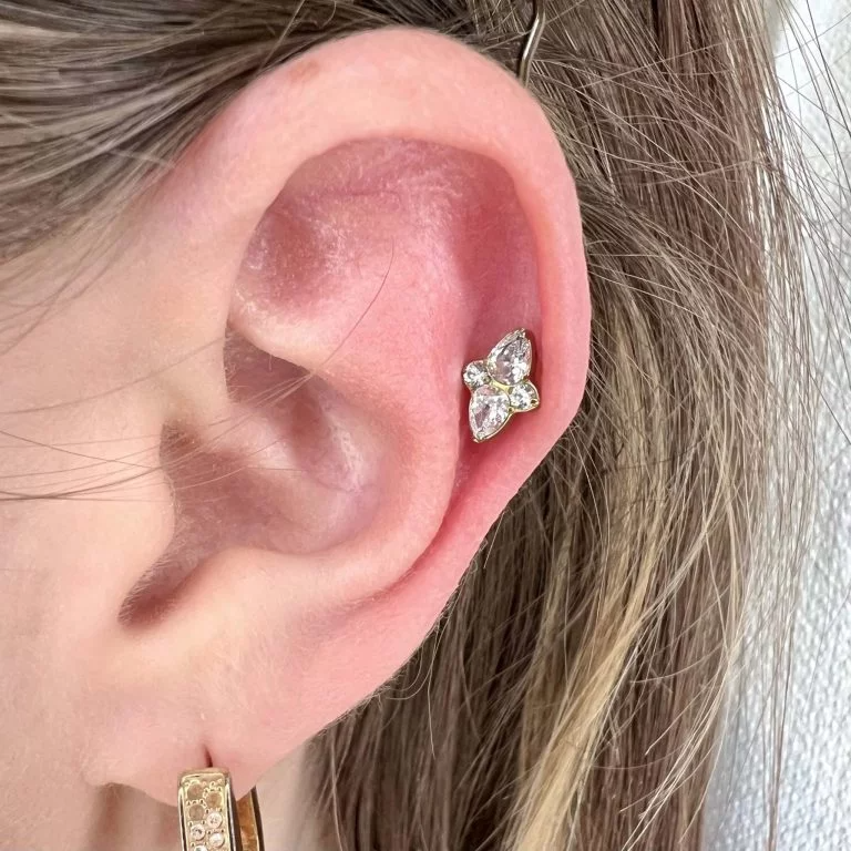 Gioiello Orecchio Riri Titanio con cluster di Cubic Zirconia, forma a losanga (rombo), ipoallergenico
